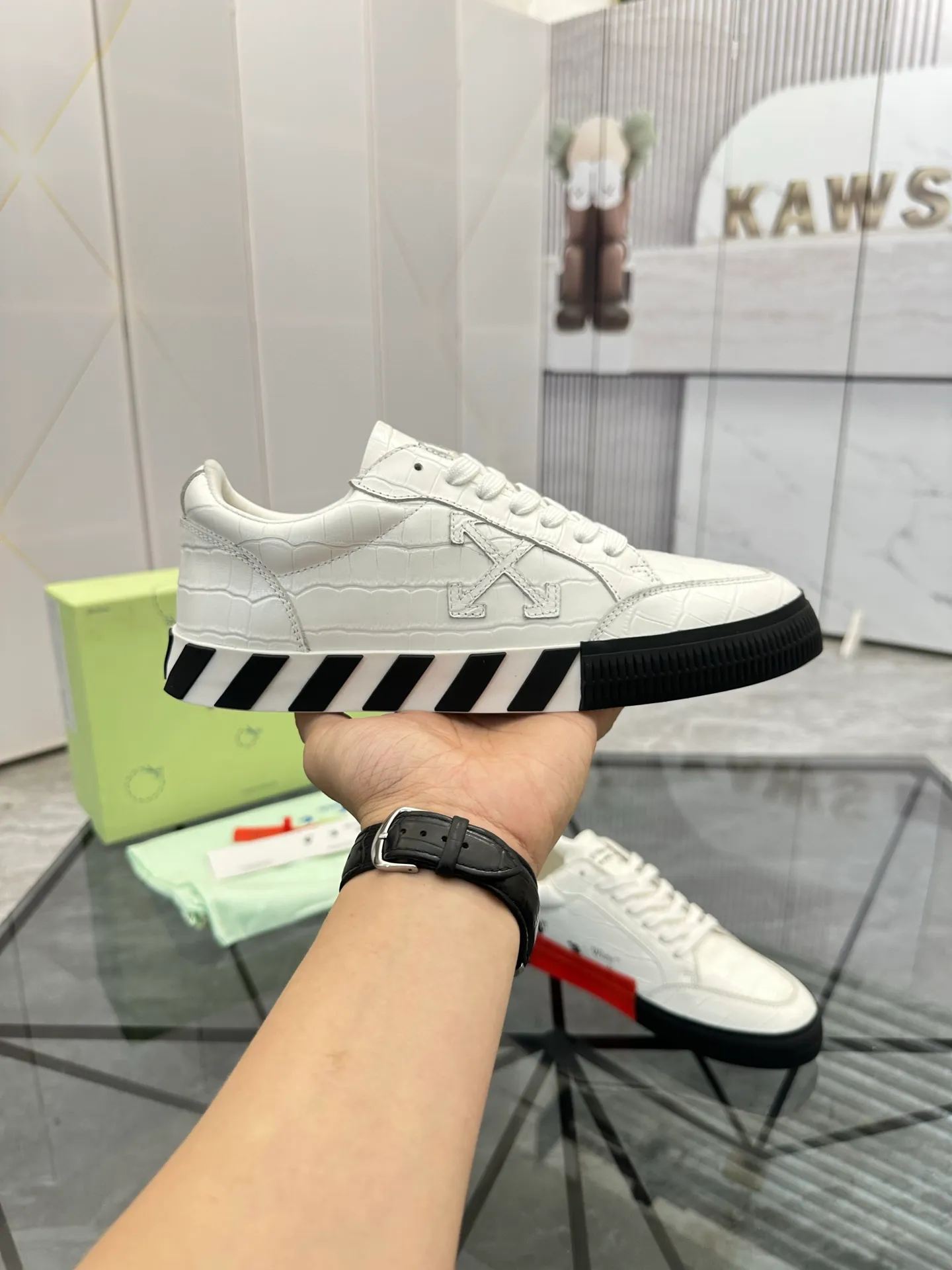 Selling men's shoes 💰: 💰P440¥ Product trademark: OFF WHITE *"OFF WHITE*" low-top casual shoes Regular size: 35-45 (can be customized to 46) Couple style Product material: imported cowhide upper, breathable lining, original outsole. No.: H203